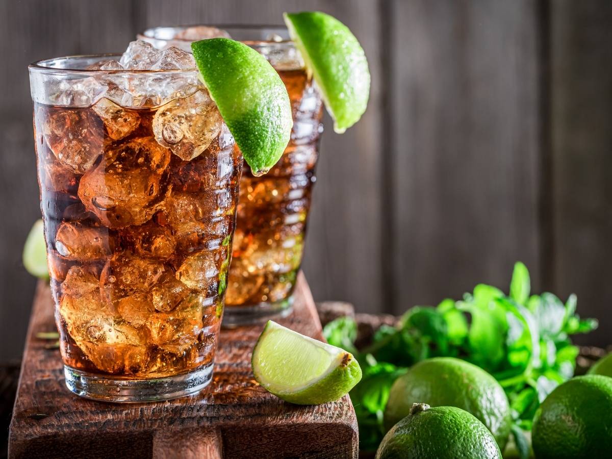 Herbata z rumem na zimno. Obrazek w artykule Jaki rum do herbaty? Rodzaje, gatunki i najlepsze marki rumu i pasujących herbat