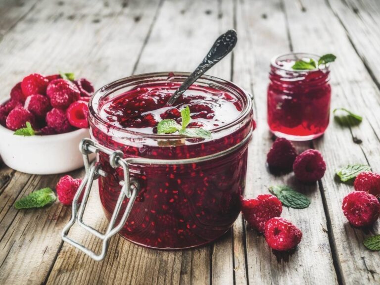 Słoik konfitur. Obrazek w artykule Jaka konfitura do herbaty? Przegląd rodzajów i smaków powideł owocowych do herbaty