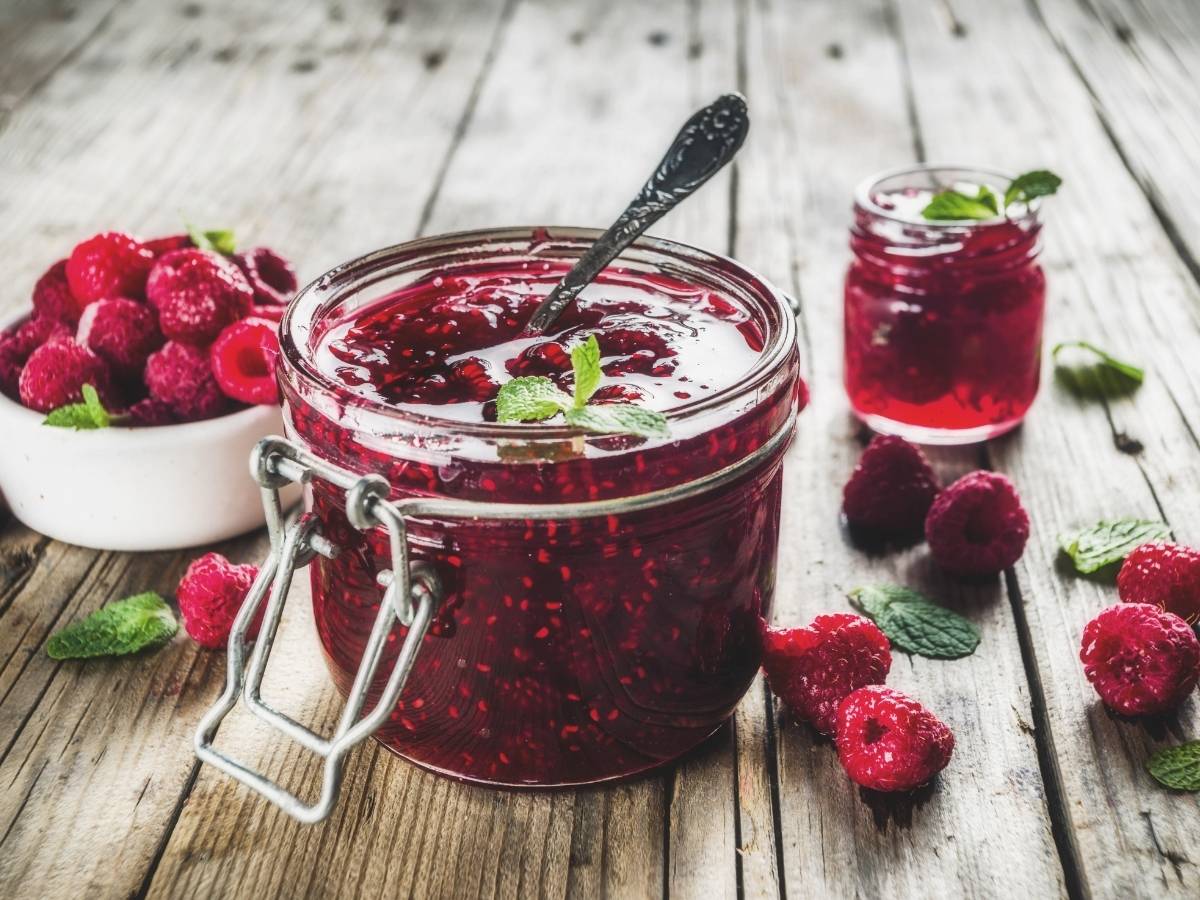 Słoik konfitur. Obrazek w artykule Jaka konfitura do herbaty? Przegląd rodzajów i smaków powideł owocowych do herbaty