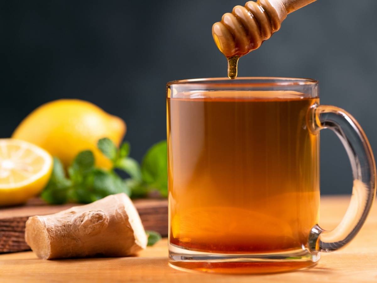 Kubek herbaty i miód. Obrazek w artykule Kiedy dodawać miód do herbaty? Odkryj optymalny czas dodania miodu
