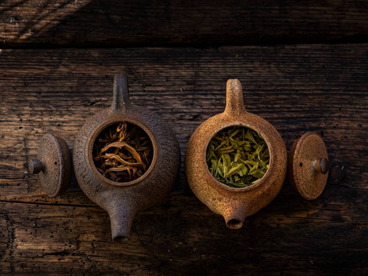 Czajniki z herbatą. Obrazek w artykule Wyjaśniamy czym jest alkaloid w liściach herbaty. Poznaj jego działanie