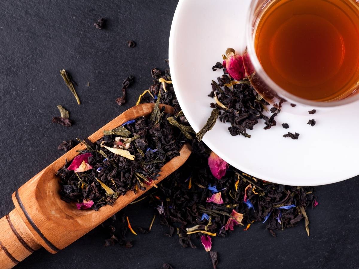 Herbata Earl Grey. Poznaj tajniki herbaty uwielbianej przez arystokrację 1 Herbata w filiżance i rozsypane liście. Obrazek w artykule Herbata Earl Grey. Poznaj tajniki herbaty uwielbianej przez arystokrację