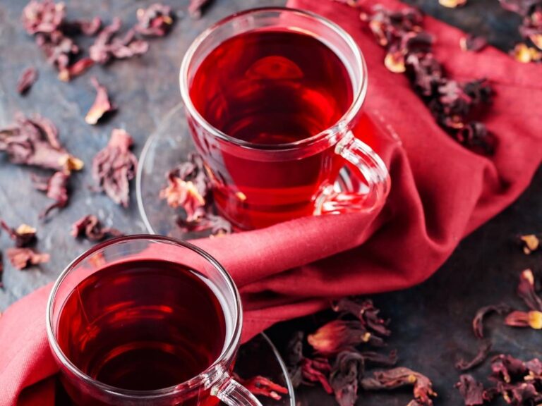 SZklanki herbaty z hibiskusa. Obrazek w artykule Moczopędne herbaty. Przegląd gatunków i analiza ich zdrowotnych korzyści