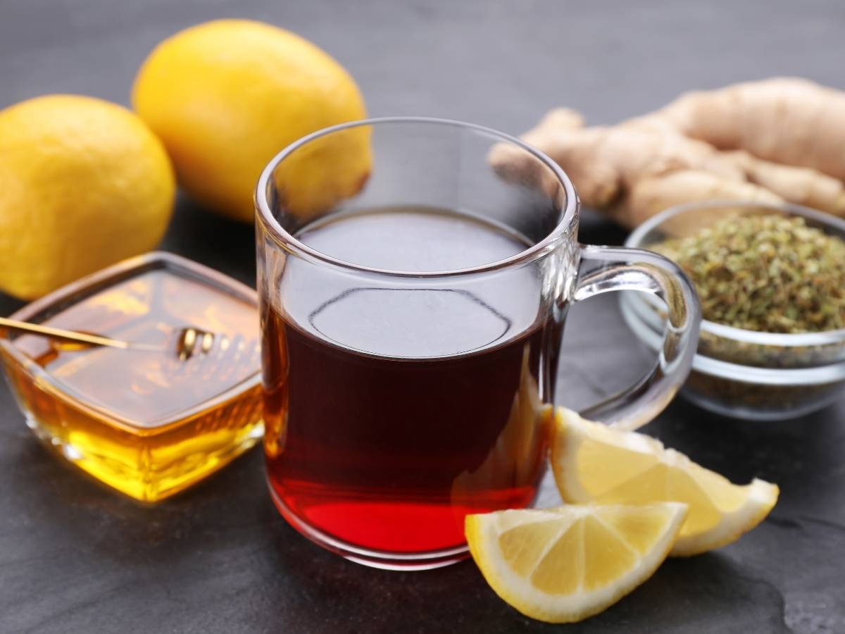 Kubek herbaty i dodatki. Obrazek w artykule Jaka jest najlepsza herbata na przeziębienie? Odkryj herbatki wspierające leczenie