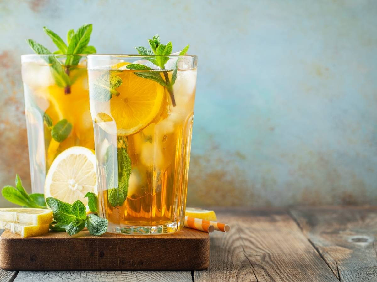 Szklanka z herbatą na zimno. Obrazek w artykule Jak zrobić ice tea z zielonej herbaty? Prosty przepis na orzeźwiający napój