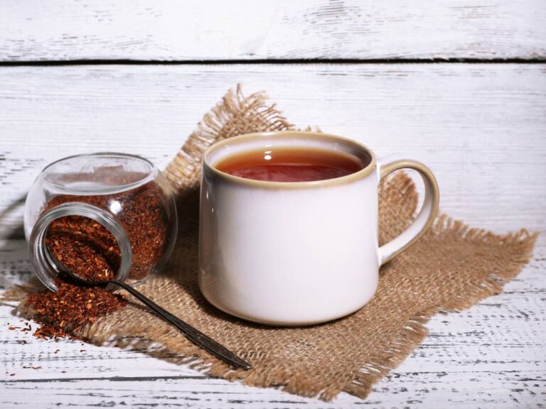 Jak parzyć herbatę rooibos, aby wydobyć jej naturalną słodycz?