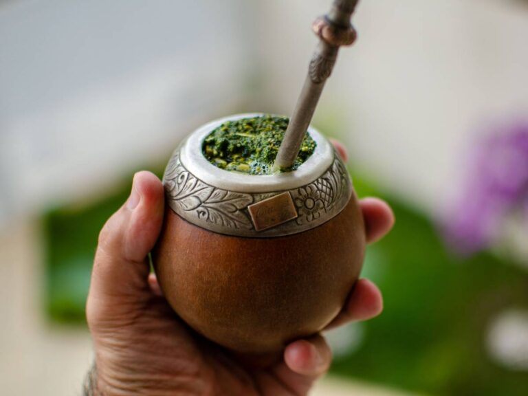 Jakie korzyści zdrowotne osiągniesz, wybierając yerba mate zamiast tradycyjnej herbaty?